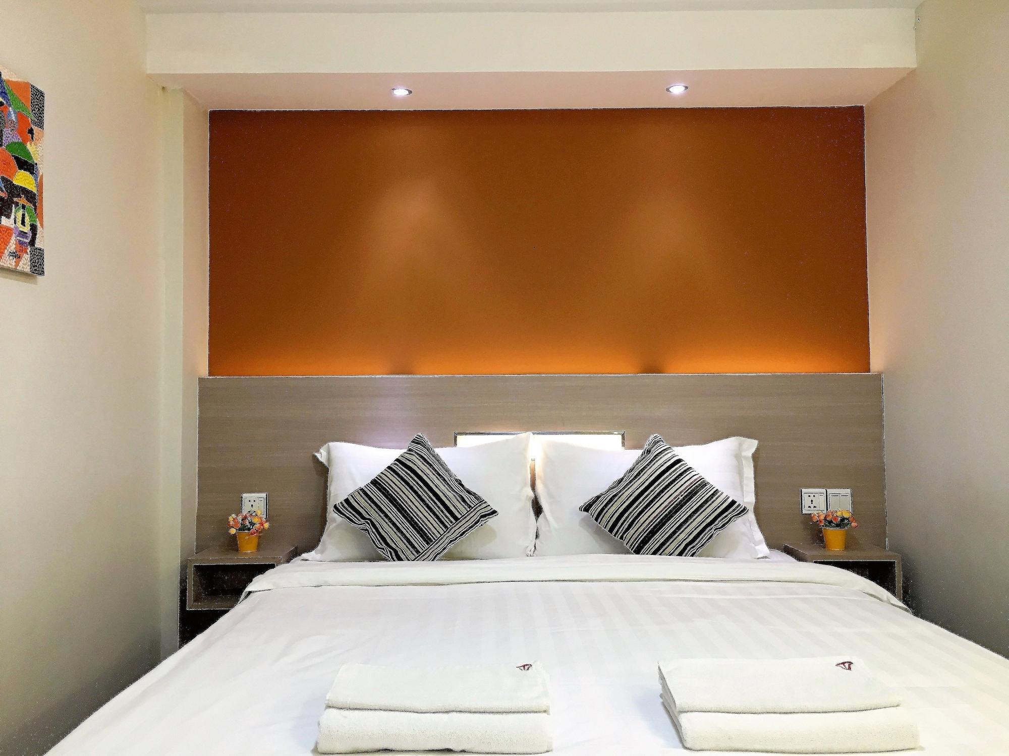 The Vibe Inn Yangon Exterior photo
