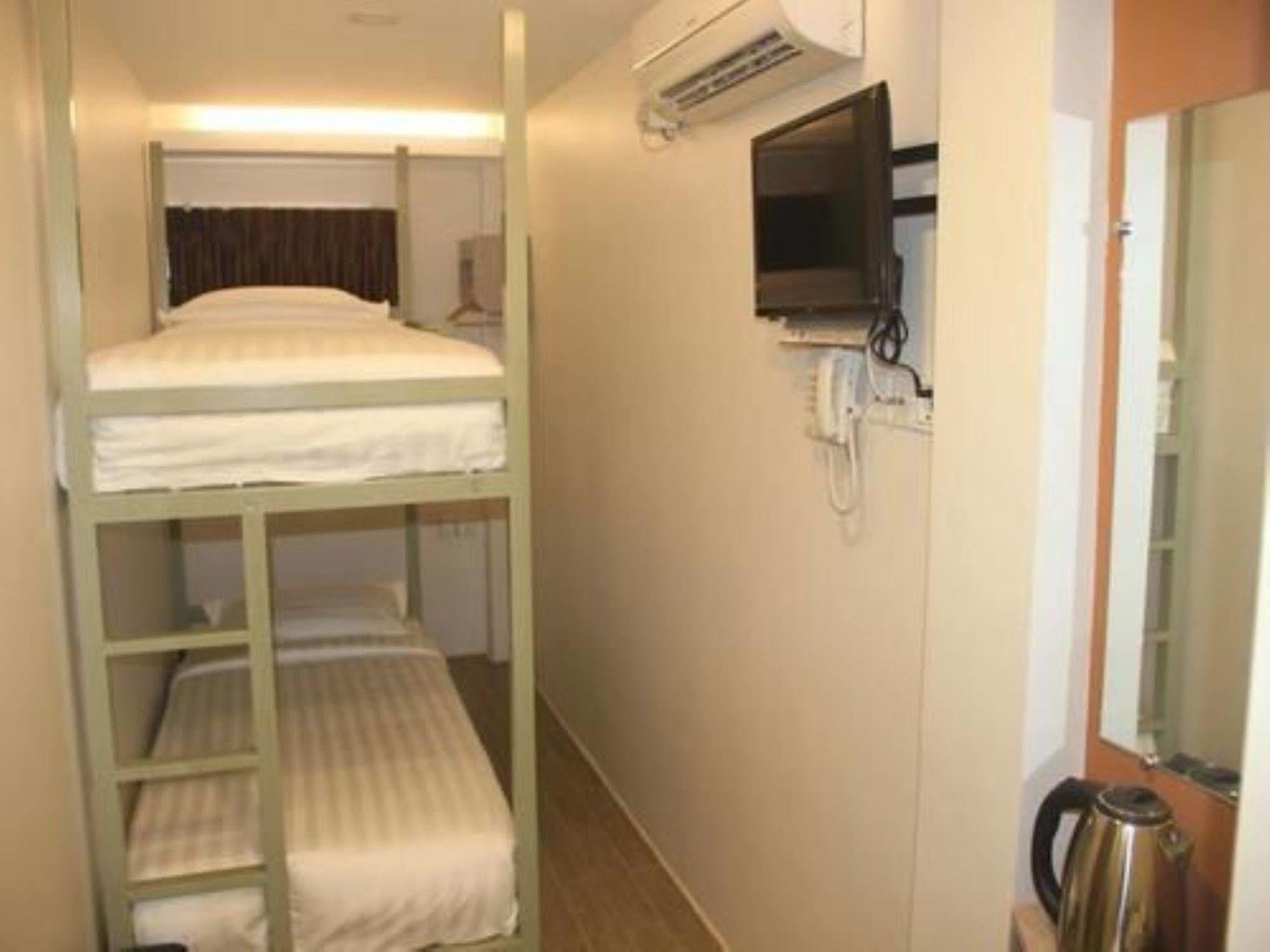 The Vibe Inn Yangon Exterior photo