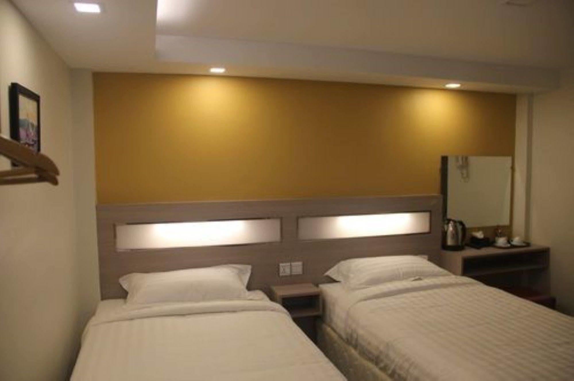 The Vibe Inn Yangon Exterior photo