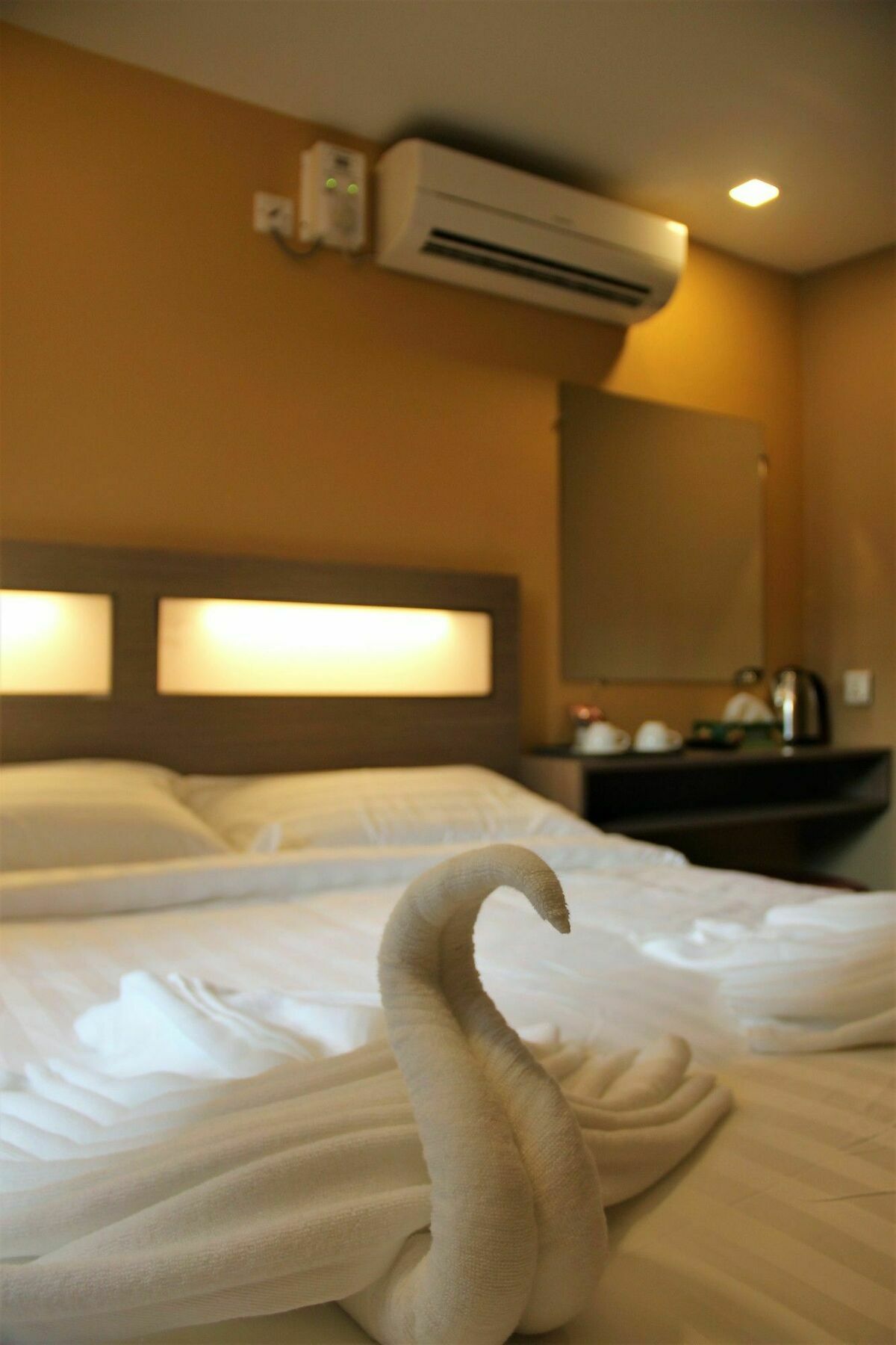 The Vibe Inn Yangon Exterior photo