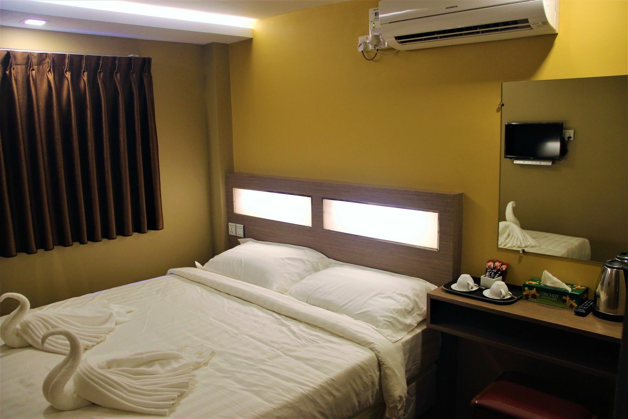 The Vibe Inn Yangon Exterior photo