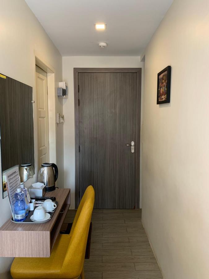 The Vibe Inn Yangon Exterior photo